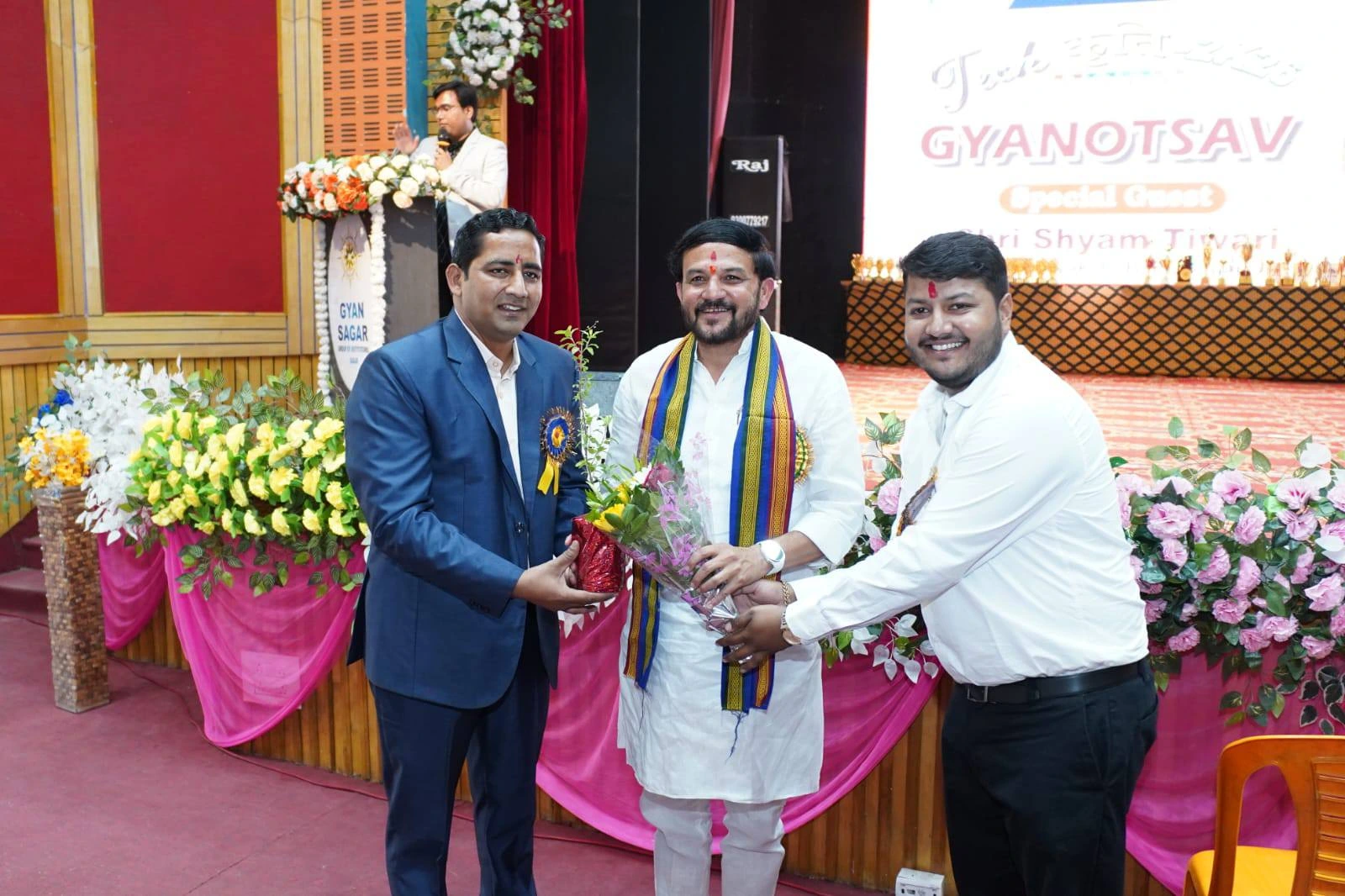 Sri Shyam Tiwari being welcomed with flowers at Gyanotsav